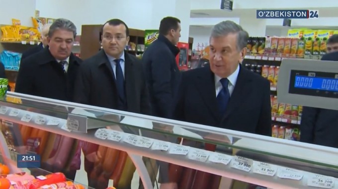 Шавкат Мирзиёев Наманганда кутилмаганда озиқ-овқат дўконига кириб, нархларни кўздан кечирди 