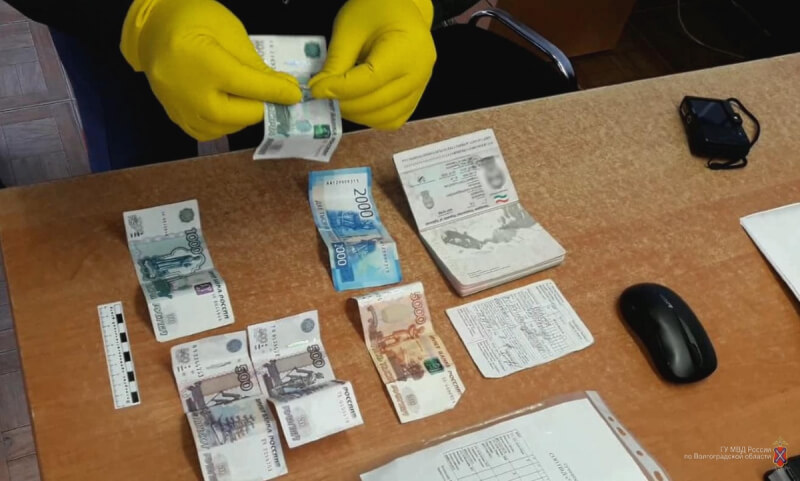 Таджикистанец предложил взятку полицейскому за что может сесть в тюрьму      